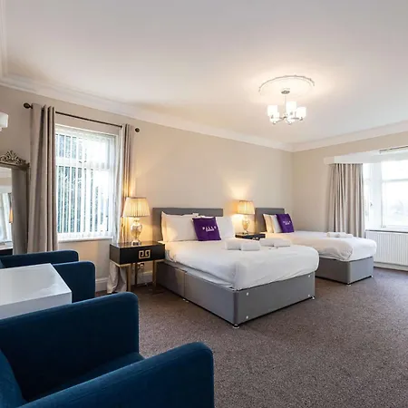 펜션 Detached House In Prestwich Sleeps 10 With Parking