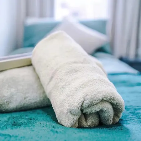 Modern 2-bed House Near Centre - Sleeps 6 *