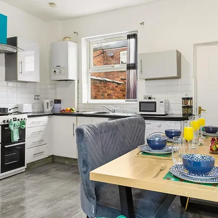 Manchester 2 Bedroom 5 Beds House 10 Minutes Away From City Centre And Hospitals On Street Parking ,Great For Long Term Stays Contractors And Hospital Workers Ferienhaus *