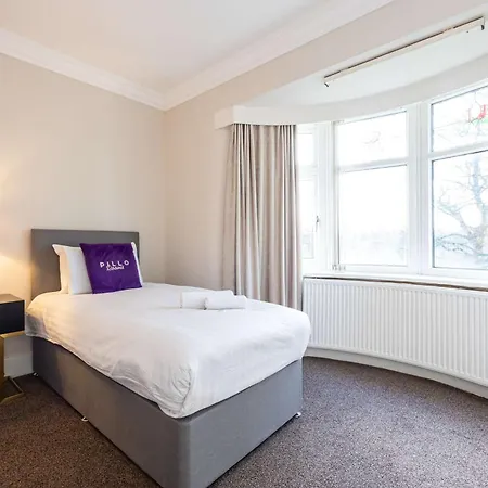 Detached House In Prestwich Sleeps 10 With Parking 펜션 맨체스터