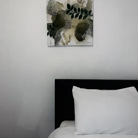 Modern 3-br On Edge Of Center With Free Parking בית נופש
