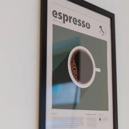 3 Bedroom House In Salford - Sleeps 6 Guests, Contractors, Groups, Families, Business, Leisute & Relocation Welcome, 15 Minutes From Centre, Fast Wi-fi, Smart Tv In Each Bedroom & Free Parking, Long And Short Welcome Сasa de vacaciones