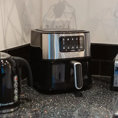 3 Bedroom House In Salford - Sleeps 6 Guests, Contractors, Groups, Families, Business, Leisute & Relocation Welcome, 15 Minutes From Centre, Fast Wi-fi, Smart Tv In Each Bedroom & Free Parking, Long And Short Welcome *