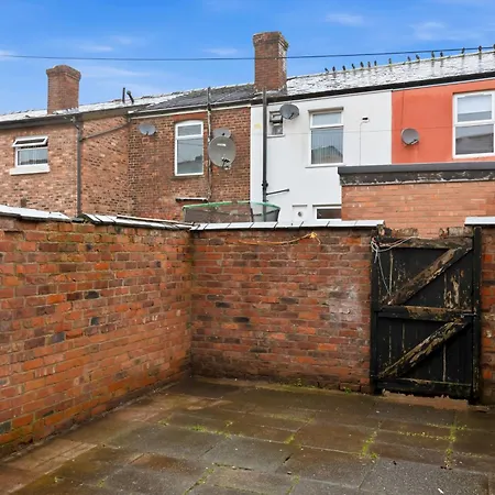 度假居 2 Bedroom 5 Beds House 10 Minutes Away From Centre And Hospitals On Street Parking ,great For Long Term Contractors And Hospital Workers