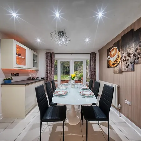 Dom wakacyjny 3 Bedrooms Sleeps 7 Free Parking *