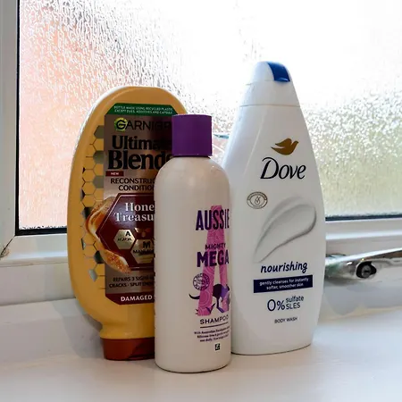 Detached House In Prestwich Sleeps 10 With Parking 펜션 *