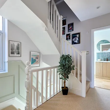Stylish 4 Bed In Old Trafford Next To Mufc Сasa de vacaciones Mánchester