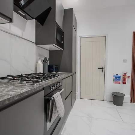 Modern&spacious 4-bedroom Home, Family&contractor Friendly, Сasa de vacaciones