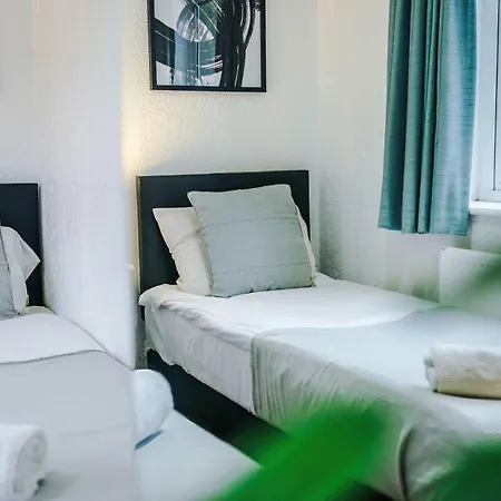 4 Bed House - Sleeps 8 - Free Parking - Manchester Dom wakacyjny