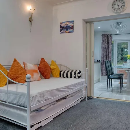 Modern 3br Sleeps 7 Parking Vakantiehuis