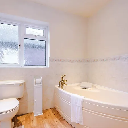 Dom wakacyjny 4 Bed House - Sleeps 8 - Free Parking - Manchester