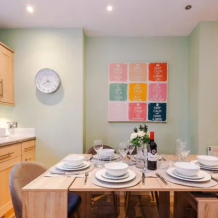 4 Bed House - Sleeps 8 - Free Parking - Manchester *