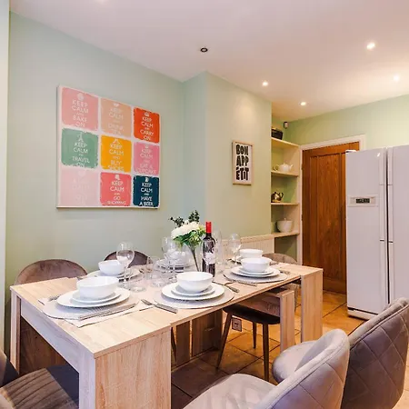 4 Bed House - Sleeps 8 - Free Parking - Manchester Dom wakacyjny