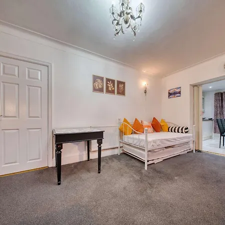 Modern 3br Sleeps 7 Parking Manchester