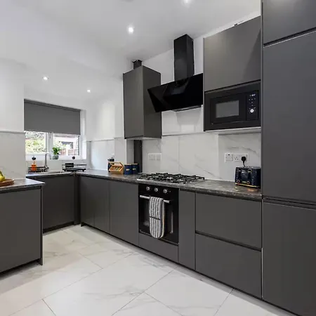 Сasa de vacaciones Modern&spacious 4-bedroom Home, Family&contractor Friendly,
