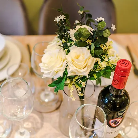 Luxury 5br Near Airport Wifi *