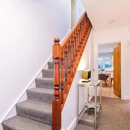 4 Bed House - Sleeps 8 - Free Parking - Manchester