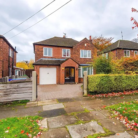 4 Bed House - Sleeps 8 - Free Parking - Manchester