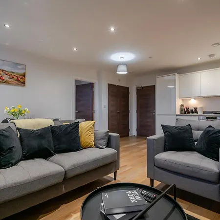 Lejlighed Modern 2-bed, 2-bath Near Old Trafford, Free Parking, Ideal For Contractors And Long Manchester