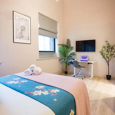 Apartment Spacious 3-bed Retreat - Modern & Super