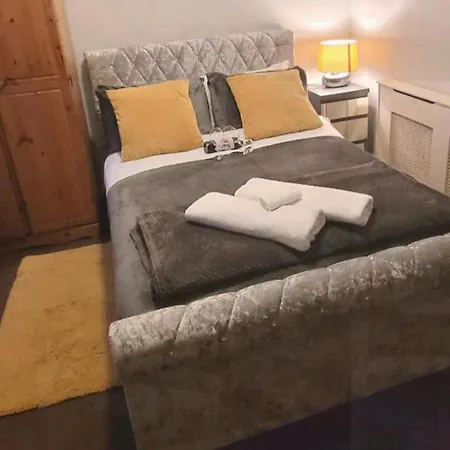 Apartman 2-bed Sleeps 4 On-site Parking *