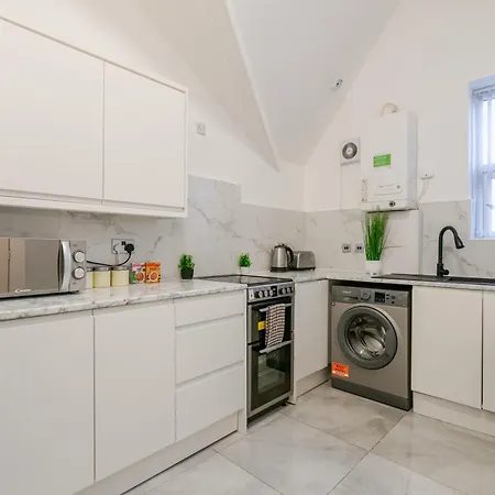 Perfect For Contractors, Free Parking, Manchester *