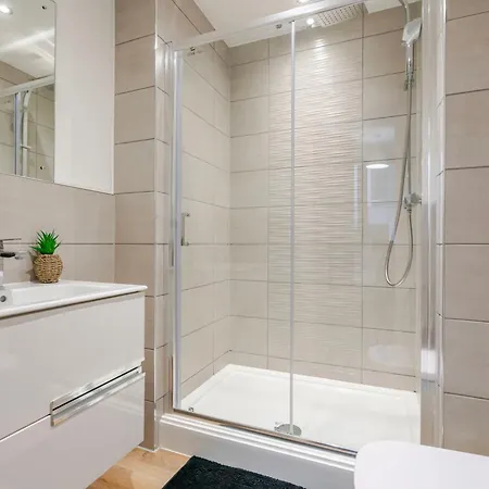 Modern 2-bed, 2-bath Near Old Trafford, Free Parking, Ideal For Contractors And Long Lejlighed