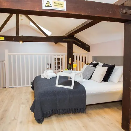 Spacious 3-bed Retreat - Modern & Super *