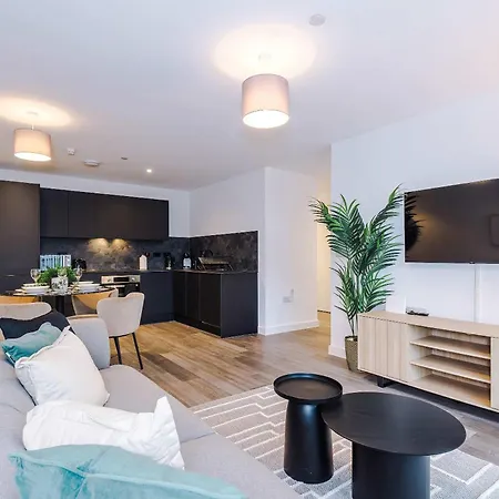 Modern 2br W Secure Parking Salford *