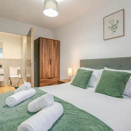 Modern 2-bed, 2-bath Near Old Trafford, Free Parking, Ideal For Contractors And Long Lejlighed
