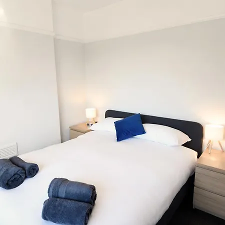 Renovated 3 Bed Near Airport And City, Free Parking * Manchester