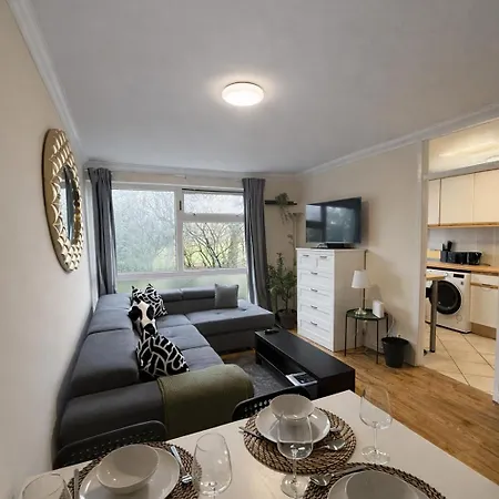 Cosy 2-bed Flat In The Heart Of Prestwich Village Apartman
