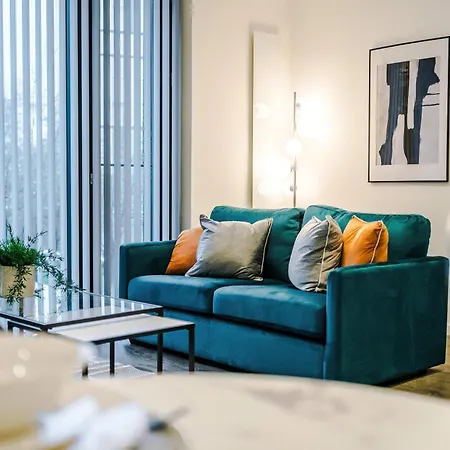 Stylish 1br Near Centre, Salford Apartment