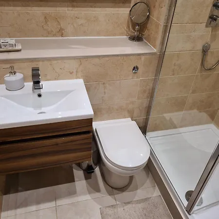 Comfy Salford 2 Bed 2 Bath Parking مانشستر