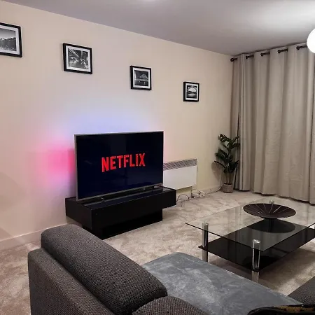 Apartment Cosy 2-bed Modern With Balcony