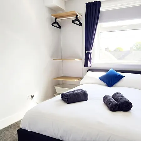 Apartament Renovated 3 Bed Near Airport And City, Free Parking