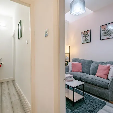 Perfect For Contractors, Free Parking, Manchester