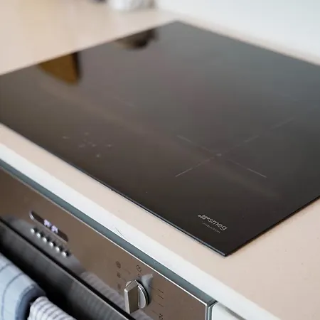 Stylish & Spacious 2 Bedroom 2 Bathroom *