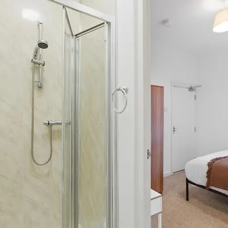 Spacious 4 Bedroom House With Pacman,darts, Netflix By Vista Short Lets Apartmán Manchester