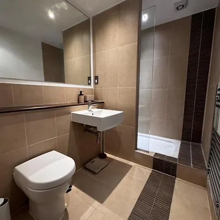 Cosy 2-bed Modern With Balcony Appartement