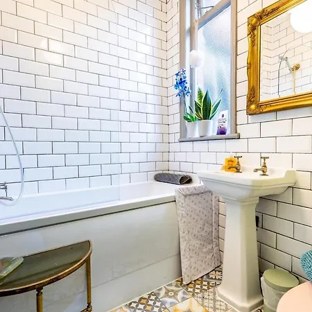 Vibrant 3 Bedroom Art Duplex Spacious & Unique Апартаменты *