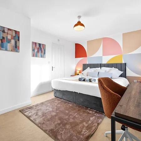 15 Mins To Centre! Sleeps 7, Free Parking, Wi-fi & Garden *