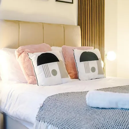 Central, 2 Bedroom, Penthouse Duplex Apartment