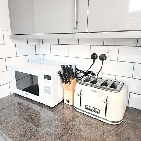 Renovated 3 Bed Near Airport And City, Free Parking Manchester