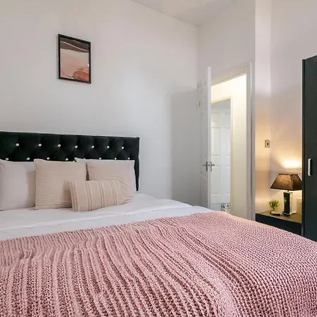 Perfect For Contractors, Free Parking, Manchester