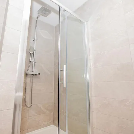 Apartment Luxury Condo-terrace - Gym - Parking - Manchester