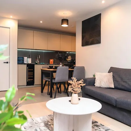 Daire Stylish 2bed Balcony & View Centre