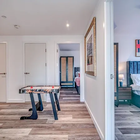 & Town Centre View - Free Parking - 1 Minute To Transport Links - Sleeps 5 Mánchester