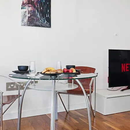 Centre 1b With Free Private Parking & Balcony Apartmán *