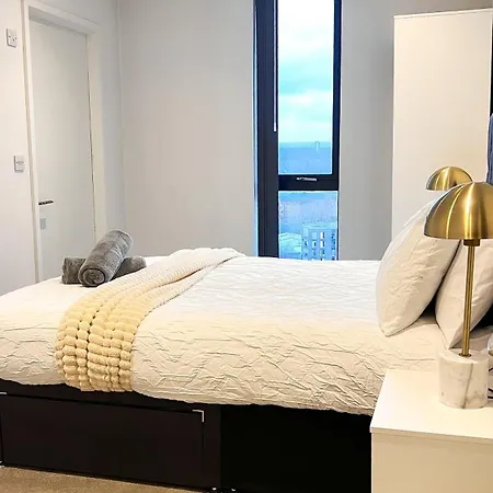 2bed 2bath Balcony Smart Tv 20mins To Airport Gym *